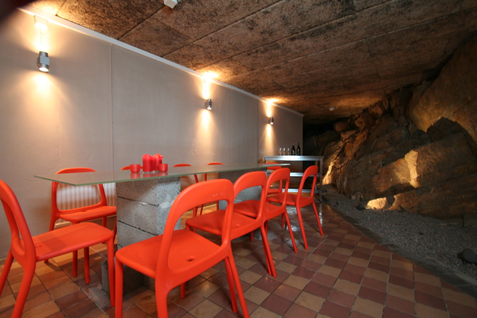 Vinkällaren med bord.